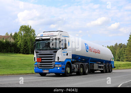 Weiß Scania R480 semi Tanker Pikalinja Niemi Oy für Air Liquide Transporte flüssigen Sauerstoff auf der Autobahn im Sommer. Uurainen, Finnland - 15. Juni 2018. Stockfoto