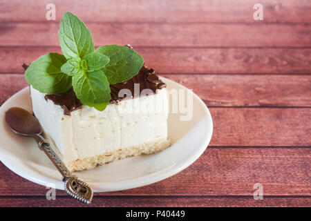 Stück der Köstlichen souffle Kuchen in der Schokolade auf einem dunklen Hintergrund mit einem Zweig Minze. Stockfoto