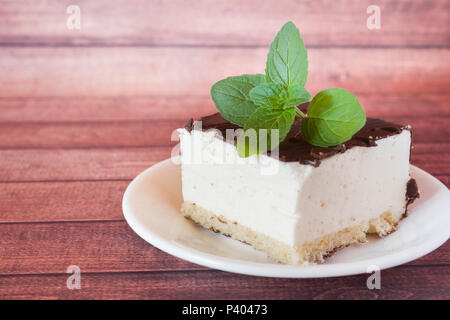 Stück der Köstlichen souffle Kuchen in der Schokolade auf einem dunklen Hintergrund mit einem Zweig Minze. Stockfoto