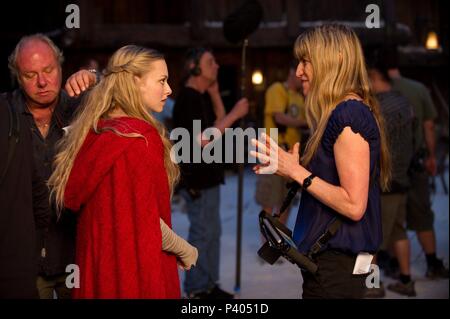 Original Film Titel: Red Riding Hood. Englischer Titel: Red Riding Hood. Regisseur: Catherine Hardwicke. Jahr: 2011. Stars: Amanda Seyfried; Catherine Hardwicke. Quelle: WARNER BROS. Bilder / Album Stockfoto