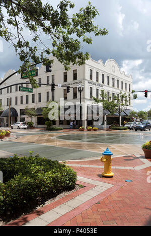 DeLand Florida USA. 2018. Ein nasser Tag in DeLand an der Kreuzung der Woodland Blvd und New York Avenue. Stockfoto