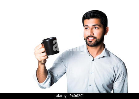 Arabisch Mann im Hemd mit Tasse Kaffee oder Tee Stockfoto