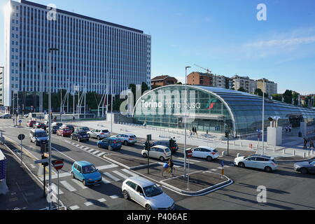 TURIN, Italien, 18. Juni 2018: Torino Porta Susa Bahnhof, der Hauptbahnhof der Stadt Stockfoto