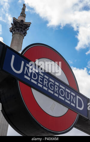 Die Londoner U-Bahn oder der U-Bahn Transport for London neben in Central London zu Nelson's Column auf den Trafalgar Square. kultmarken in der Hauptstadt. Stockfoto
