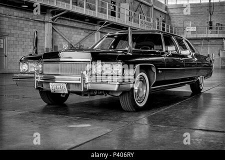 FORT SMITH, AR, USA - 10. August 1975 - Die Cadillac presidential Limosine sitzt unter Bewachung in einem sicheren militärischen Flugzeugaufhänger während Präsident Gerald R. Ford Touren einen neuen Vietnamesischen Flüchtlingslager am Fort Chaffee, AR. Stockfoto