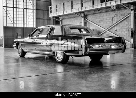 FORT SMITH, AR, USA - 10. August 1975 - Die Cadillac presidential Limosine sitzt unter Bewachung in einem sicheren militärischen Flugzeugaufhänger während Präsident Gerald R. Ford Touren einen neuen Vietnamesischen Flüchtlingslager am Fort Chaffee, AR. Stockfoto