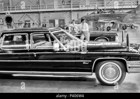 FORT SMITH, AR, USA - 10. August 1975 - Zwei United States Secret Service Agenten über die Präsidentschaftswahlen limo in einem sicheren militärischen Flugzeugaufhänger halten, während Präsident Gerald Ford den neuen Vietnamesischen Flüchtlingslager am Fort Chaffee, AR Touren. Schwerpunkt liegt auf den Agenten. Stockfoto