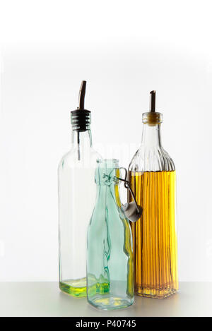 Flaschen Öl auf den Küchentisch Stockfoto