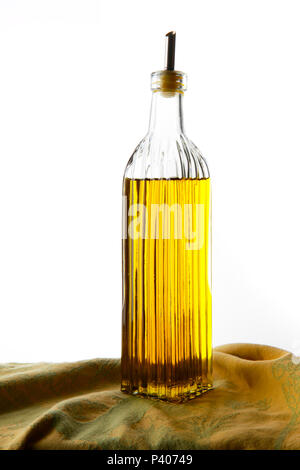 Flasche Olivenöl im Dispenser mit Damast Handtuch Stockfoto