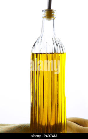 Eine Flasche Öl mit Küchenpapier Stockfoto