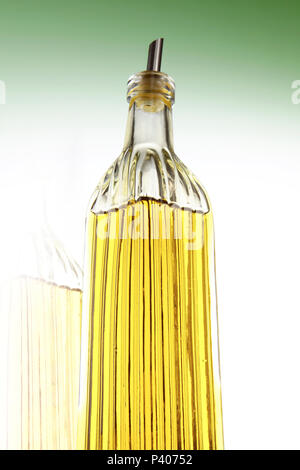 Flasche Olivenöl aus niedrigem Blickwinkel Stockfoto