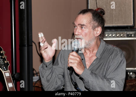 Agde, Frankreich. Juni 2018. Michel Littee an der Gitarre Tres der Band Ti Moun Ka Joué tritt in Agde auf Stockfoto