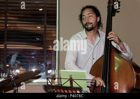 Agde, Frankreich. Juni 2018. Michel Littee an der Gitarre Tres der Band Ti Moun Ka Joué tritt in Agde auf Stockfoto