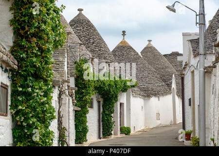 Einzigartige kleine Süd Italia Stadt Alberobello mit antient Steine konische Häuser Trullo, Reiseziel, Region Apulien in der Nähe von Bari Stockfoto