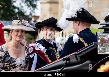 Schloss Windsor, Großbritannien. 18. Juni 2018 - Ihre Königliche Hoheit Sophie Gräfin von Wessex fährt die Reihenfolge der Strumpfband Zeremonie auf dem Gelände des Windsor Castle, Großbritannien. Sie begleitete seine Königliche Hoheit, Prinz William und die anderen Mitglieder der Königlichen Familie in einer Kutsche. Ihre Majestät die Königin brach mit der Tradition und mit dem Auto angekommen. Credit: Benjamin Wareing/Alamy leben Nachrichten Stockfoto