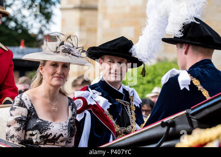 Schloss Windsor, Großbritannien. 18. Juni 2018 - Ihre Königliche Hoheit Sophie Gräfin von Wessex fährt die Reihenfolge der Strumpfband Zeremonie auf dem Gelände des Windsor Castle, Großbritannien. Sie begleitete seine Königliche Hoheit, Prinz William und die anderen Mitglieder der Königlichen Familie in einer Kutsche. Ihre Majestät die Königin brach mit der Tradition und mit dem Auto angekommen. Credit: Benjamin Wareing/Alamy leben Nachrichten Stockfoto