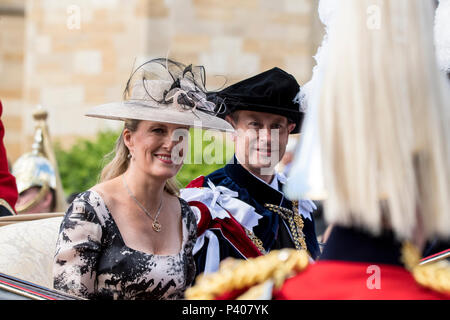 Schloss Windsor, Großbritannien. 18. Juni 2018 - Ihre Königliche Hoheit Sophie Gräfin von Wessex fährt die Reihenfolge der Strumpfband Zeremonie auf dem Gelände des Windsor Castle, Großbritannien. Sie begleitete seine Königliche Hoheit, Prinz William und die anderen Mitglieder der Königlichen Familie in einer Kutsche. Ihre Majestät die Königin brach mit der Tradition und mit dem Auto angekommen. Credit: Benjamin Wareing/Alamy leben Nachrichten Stockfoto