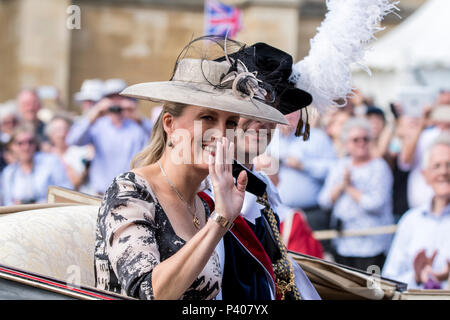 Schloss Windsor, Großbritannien. 18. Juni 2018 - Ihre Königliche Hoheit Sophie Gräfin von Wessex fährt die Reihenfolge der Strumpfband Zeremonie auf dem Gelände des Windsor Castle, Großbritannien. Sie begleitete seine Königliche Hoheit, Prinz William und die anderen Mitglieder der Königlichen Familie in einer Kutsche. Ihre Majestät die Königin brach mit der Tradition und mit dem Auto angekommen. Credit: Benjamin Wareing/Alamy leben Nachrichten Stockfoto