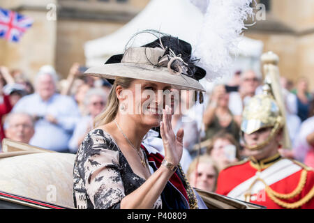 Schloss Windsor, Großbritannien. 18. Juni 2018 - Ihre Königliche Hoheit Sophie Gräfin von Wessex fährt die Reihenfolge der Strumpfband Zeremonie auf dem Gelände des Windsor Castle, Großbritannien. Sie begleitete seine Königliche Hoheit, Prinz William und die anderen Mitglieder der Königlichen Familie in einer Kutsche. Ihre Majestät die Königin brach mit der Tradition und mit dem Auto angekommen. Credit: Benjamin Wareing/Alamy leben Nachrichten Stockfoto