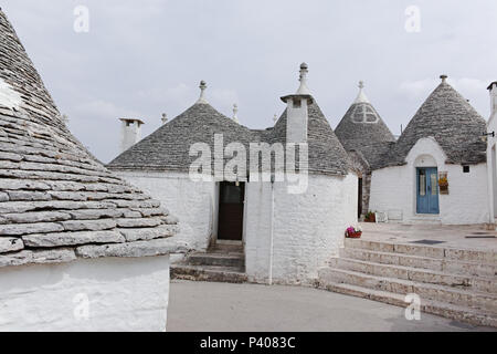 Einzigartige kleine Süd Italia Stadt Alberobello mit antient Steine konische Häuser Trullo, Reiseziel, Region Apulien in der Nähe von Bari Stockfoto