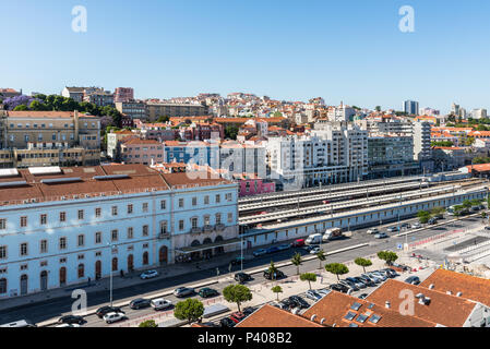 Lissabon, Portugal - 19. Mai 2017: Lissabon Altstadt mit Santa Apolonia Bahnhof im Vordergrund. Blick auf die Stadt von Kreuzfahrtschiff. Stockfoto