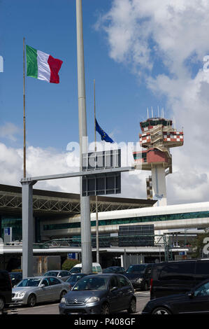 Italien. Europa. Roma. Flughafen Fiumicino. Der Flughafen Leonardo da Vinci, Control Tower. Italienische Flagge Stockfoto