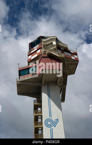 Italien. Europa. Roma. Flughafen Fiumicino. Der Flughafen Leonardo da Vinci, Control Tower. Italienische Flagge Stockfoto