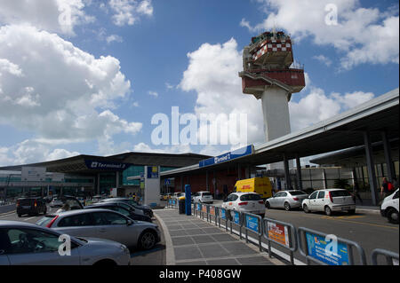 Italien. Europa. Roma. Flughafen Fiumicino. Der Flughafen Leonardo da Vinci, Control Tower. Italienische Flagge Stockfoto