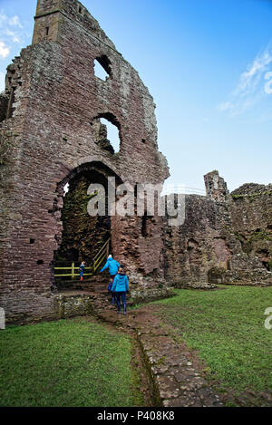 Abgebildet sind die beträchtlichen Reste des dreizehnten Jahrhundert Schloss von Hubert de Burgh bei Grosmont, Monmouthshire, Wales angehoben auf einer früheren Motte. Es Stockfoto