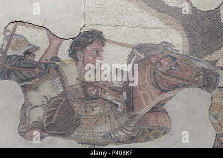 Alexander der Große in Alexander der Mosaik dargestellt, in das Haus des Faun (Casa del Fauno) in die archäologische Stätte von Pompeji (Pompei) in der Nähe von Neapel, Kampanien, Italien. Die ursprüngliche Mosaik ist jetzt im Nationalen Archäologischen Museum (Museo Archeologico Nazionale di Napoli) in Neapel untergebracht. Die Kopie wird auf dem Platz, wo die ursprüngliche ausgegraben wurde. Stockfoto