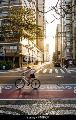 Ciclovia na Avenida Atlântica, que acompanha ein Orla da Praia Central, e Rua 1901 à Frente. Balneário Camboriú, Santa Catarina, Brasilien. Stockfoto