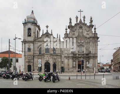 Kirche der Karmeliten (links) und der Carmo Kirche (rechts) in Porto, Portugal. Die Kirche der Karmeliten (Igreja dos Carmelitas) wurde in der ersten Hälfte des 17. Jahrhunderts im Barockstil gebaut, während die Carmo Kirche (Igreja do Carmo) in der zweiten Hälfte des 18. Jahrhunderts im Stil des Rokoko gebaut wurde. Stockfoto