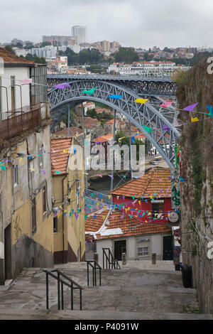 Dom Luís I Brücke (Ponte de Dom Luís) über den Fluss Douro aus der Escada dos Guindais gesehen, die Treppe von Ribeira zu Batalha in Porto, Portugal. Die doppelstöckige Metall Bogenbrücke, die von deutschen Ingenieur Théophile Seyrig wurde im Jahre 1886 erbaut. Vila Nova de Gaia im Hintergrund zu sehen ist. Stockfoto