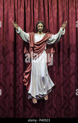 Die Auferstehung Christi. Polychrome hölzerne Statue in der Carmo Kirche (Igreja do Carmo) in Porto, Portugal angezeigt. Stockfoto