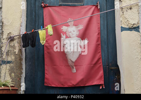 Gewaschene Socken draußen vor der Banner mit Jesukind hing an der Escada dos Guindais, die Treppe von Ribeira zu Batalha in Porto, Portugal. Stockfoto