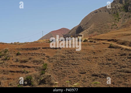 Trockene terrassierten Hang bei Dürre Insel Santiago Kap Verde April Stockfoto