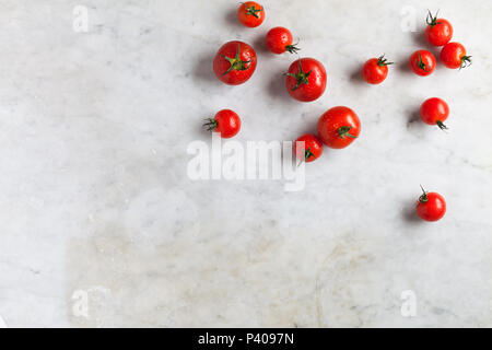 Tomaten in weißem Marmor Arbeitsplatte verstreut Stockfoto