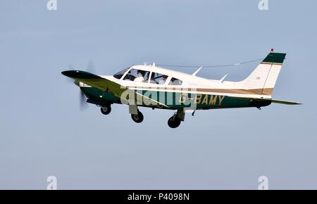 Piper PA-28 Cherokee Pfeil (G-BAMY) leichte Flugzeuge, die aus alten Wärter Flugplatz Stockfoto