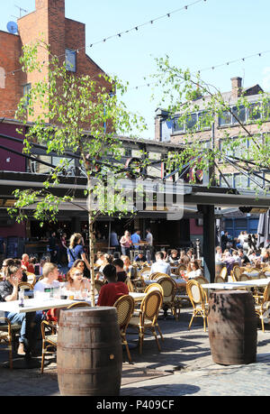 Lebhafte Soho Bar auf Concert Square in Liverpool, Merseyside, in NW, England, Grossbritannien Stockfoto