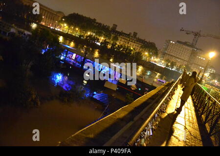 Les Grandes crus à Paris - Les Quais de Seine ne sind plus accessibles: l'eau est Montée. Du Trocadéro à Bercy, en passant par la Bibliothèque François Mitterrand, des Quais Mauriac à l'Ile Saint Louis, un Paysage jamais vu en février 2018 et 2016 Stockfoto