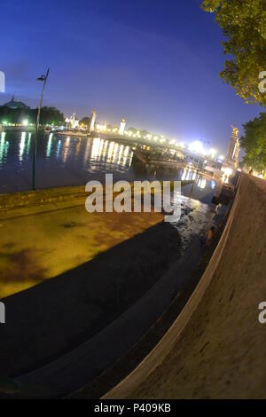 Les Grandes crus à Paris - Les Quais de Seine ne sind plus accessibles: l'eau est Montée. Du Trocadéro à Bercy, en passant par la Bibliothèque François Mitterrand, des Quais Mauriac à l'Ile Saint Louis, un Paysage jamais vu en février 2018 et 2016 Stockfoto