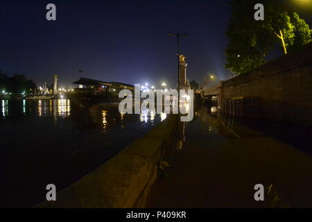 Les Grandes crus à Paris - Les Quais de Seine ne sind plus accessibles: l'eau est Montée. Du Trocadéro à Bercy, en passant par la Bibliothèque François Mitterrand, des Quais Mauriac à l'Ile Saint Louis, un Paysage jamais vu en février 2018 et 2016 Stockfoto