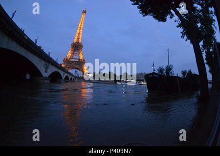 Les Grandes crus à Paris - Les Quais de Seine ne sind plus accessibles: l'eau est Montée. Du Trocadéro à Bercy, en passant par la Bibliothèque François Mitterrand, des Quais Mauriac à l'Ile Saint Louis, un Paysage jamais vu en février 2018 et 2016 Stockfoto