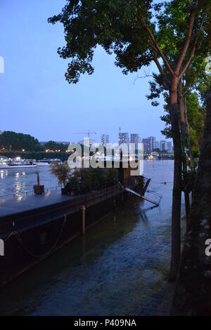 Les Grandes crus à Paris - Les Quais de Seine ne sind plus accessibles: l'eau est Montée. Du Trocadéro à Bercy, en passant par la Bibliothèque François Mitterrand, des Quais Mauriac à l'Ile Saint Louis, un Paysage jamais vu en février 2018 et 2016 Stockfoto