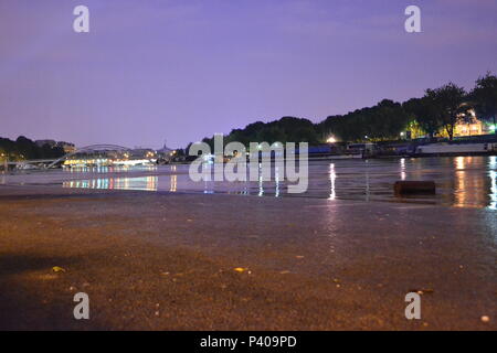 Les Grandes crus à Paris - Les Quais de Seine ne sind plus accessibles: l'eau est Montée. Du Trocadéro à Bercy, en passant par la Bibliothèque François Mitterrand, des Quais Mauriac à l'Ile Saint Louis, un Paysage jamais vu en février 2018 et 2016 Stockfoto