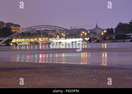 Les Grandes crus à Paris - Les Quais de Seine ne sind plus accessibles: l'eau est Montée. Du Trocadéro à Bercy, en passant par la Bibliothèque François Mitterrand, des Quais Mauriac à l'Ile Saint Louis, un Paysage jamais vu en février 2018 et 2016 Stockfoto