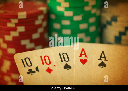 Poker Hand mit full house Karten und jeton Chips in Nahaufnahme auf Schwarz backgrund - wie ein altes Foto gemacht Stockfoto