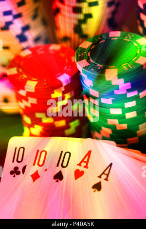 Poker Chips mit roten Würfel im Vordergrund schließen bis auf Schwarz, backgrund Color Fantasy, im Las Vegas Stil Stockfoto
