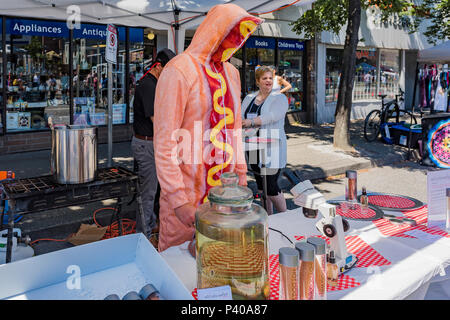 Ungefilterte, Hot Dog Wasser. Das Bewusstsein der Verbraucher für die Kunst Installation von Douglas Bevans, Autofreier Tag, Main Street, Vancouver, British Columbia, Kanada. Stockfoto
