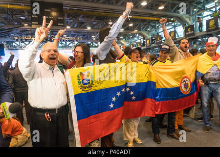 Die Bevölkerung Venezuelas Unterstützung der designierte Präsident Ivan Duque Stockfoto